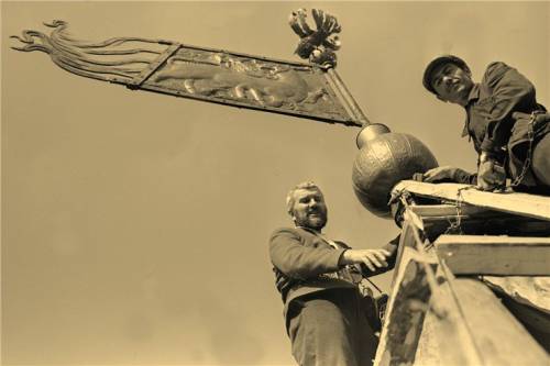 Установка прапора Власьевской башни в 1966 г. На с