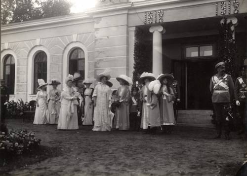Царская семья у входа в Бородинский музей. 1912